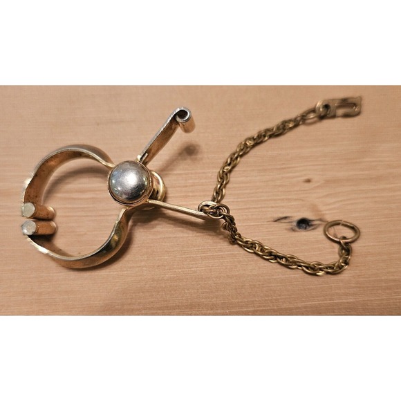 Vintage Glove‎ Scarf Clip Holder Gold Tone Ornate 1950s - Picture 1 of 10